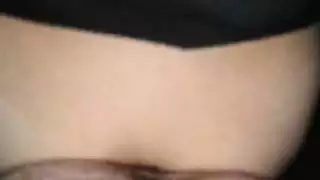 الجنس العلني في الهواء الطلق: يونغ مراهق يحصل على كسها الضيق مارس الجنس في لعبة الكلب تحت بطانية