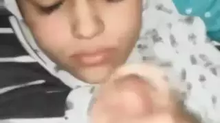 شابة مسلمة وقحة الحصول على نائب الرئيس في جميع أنحاء وجهها بعد أن تمتص الديك