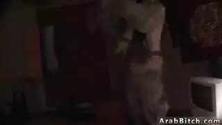 المطبخ العربي الفرنسي والفتاة العامل المحلية في سن المراهقة المسلمة
