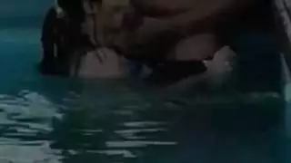 كومينغ كثيرا في حمام السباحة عند غروب الشمس