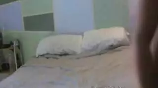 كبير الثدي فاتنة مارس الجنس على السرير.