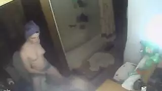 فتاة مراهقة يتم تصويرها سرا اثناء الاستحمام