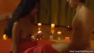 يوني تدليك يجعل بوسها يشعر بحظة ممتعة سحرية