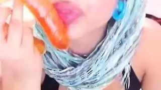 يلعب منفردا